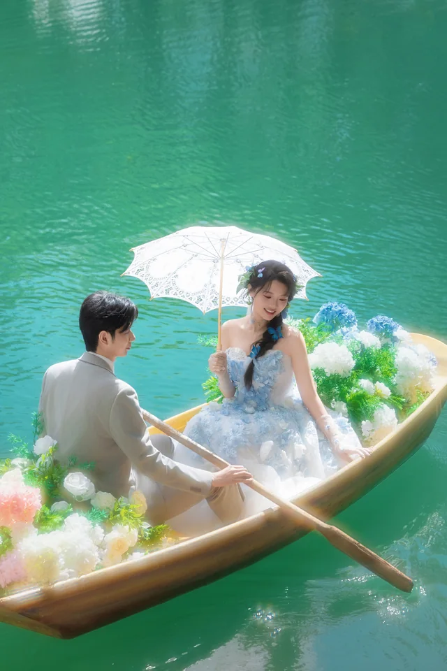 两人在青绿湖水中的花船上相伴